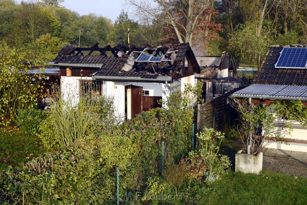 Feuer 1 brannten 3 Lauben Koeln Fuehlingen Kriegerhofstr P066.JPG - Miklos Laubert